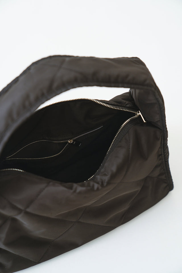 方包-wide-shoulder-quilted-square-bag-black
