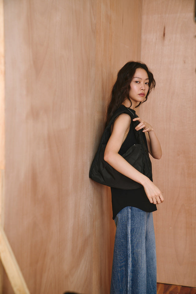 方包-wide-shoulder-quilted-square-bag-black