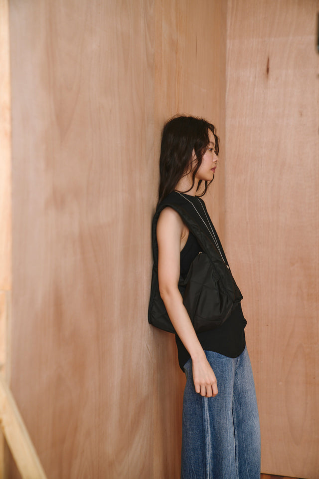 方包-wide-shoulder-quilted-square-bag-black
