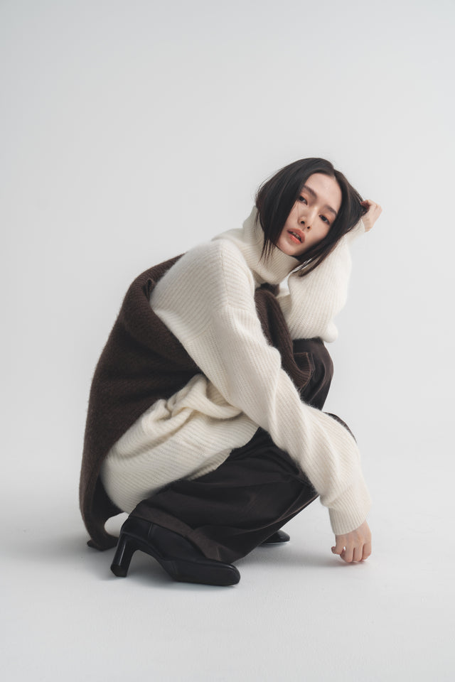 Long, oversized turtleneck sweater with raccoon fleece lining (soft white/light gray-blue)