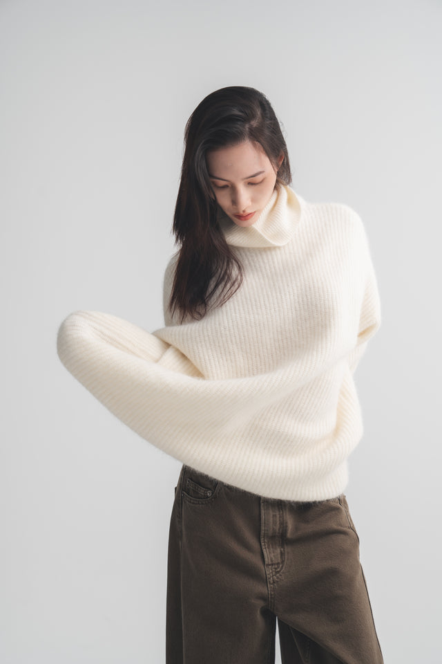 Long, oversized turtleneck sweater with raccoon fleece lining (soft white/light gray-blue)