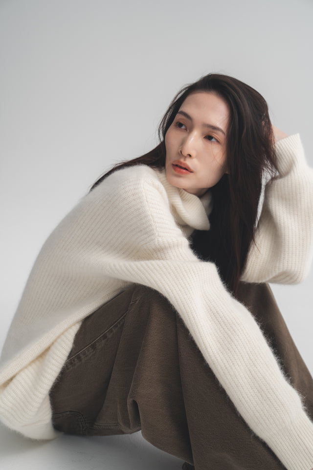 Long, oversized turtleneck sweater with raccoon fleece lining (soft white/light gray-blue)