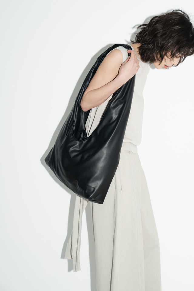 Pengpeng Cloud Triangle Tote Bag (Black)