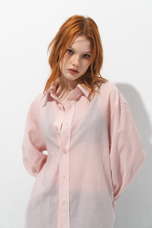 清透紋理弧襬襯衫 (淡粉)