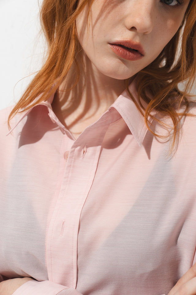 清透紋理弧襬襯衫 (淡粉)