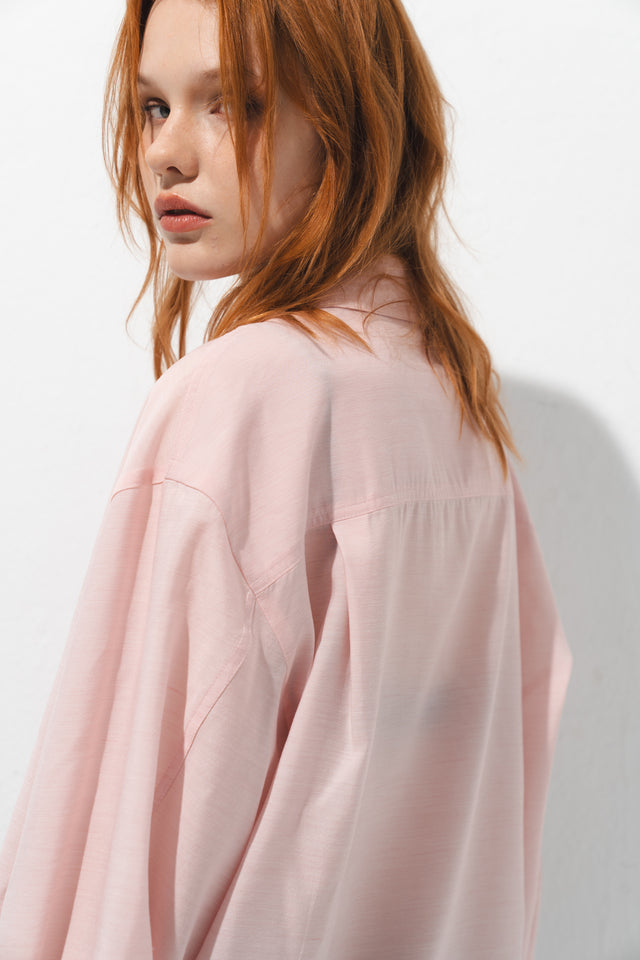 清透紋理弧襬襯衫 (淡粉)