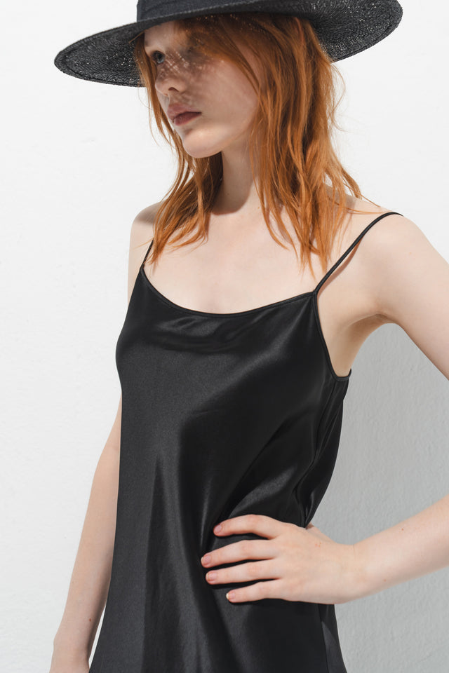 法式斜裁醋酸光澤洋裝 (黑)