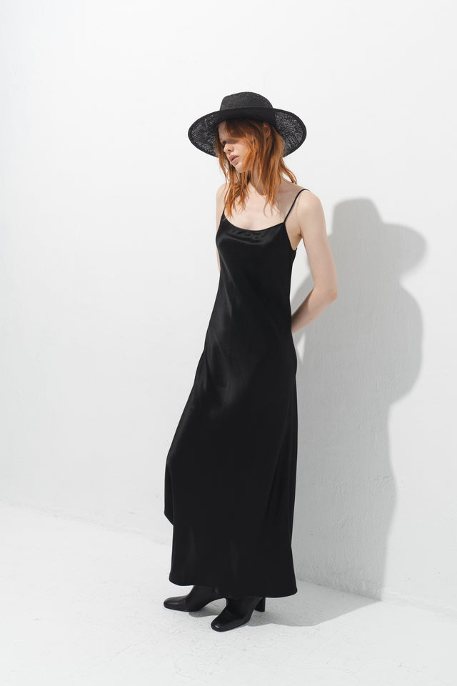 法式斜裁醋酸光澤洋裝 (黑)