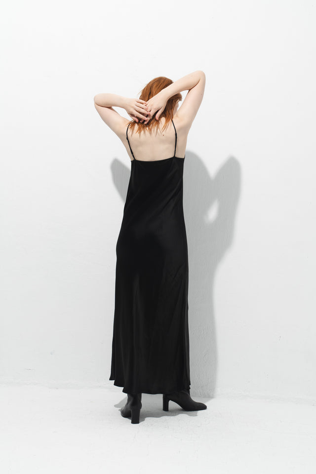 法式斜裁醋酸光澤洋裝 (黑)