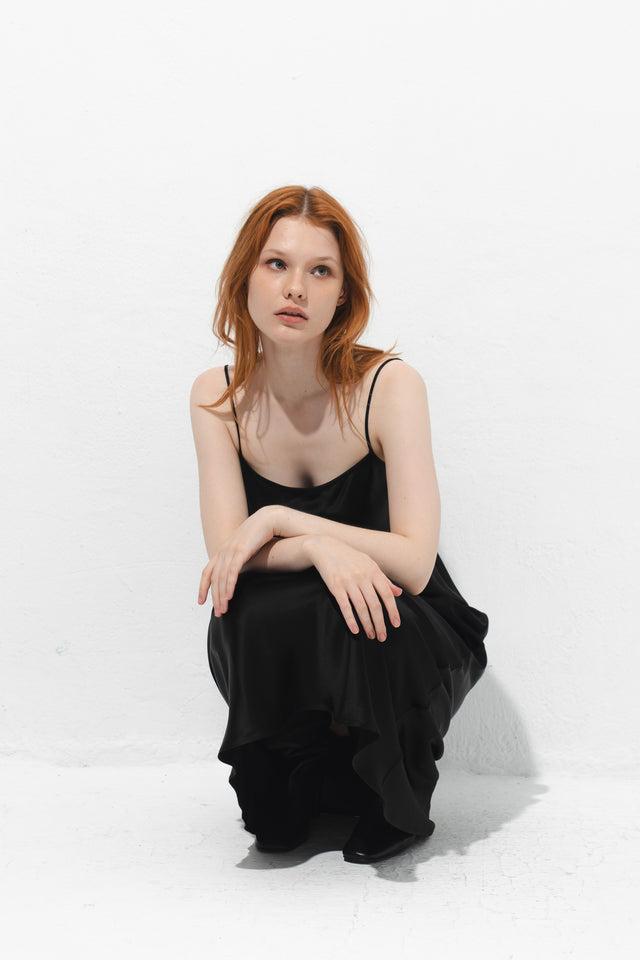 法式斜裁醋酸光澤洋裝 (黑)