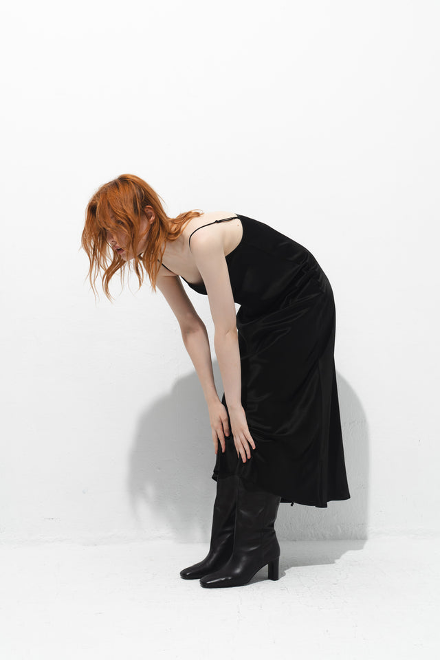 法式斜裁醋酸光澤洋裝 (黑)