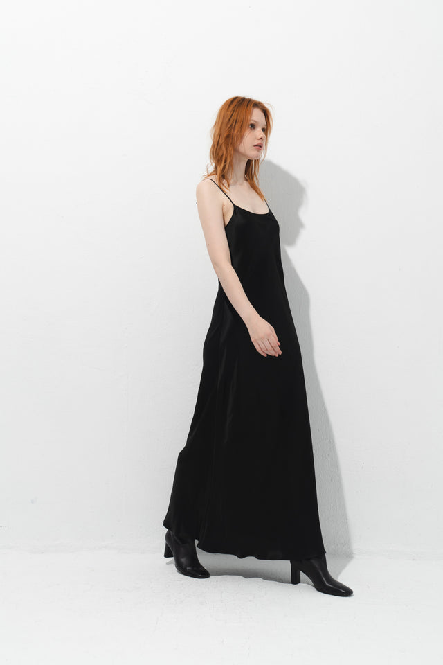 法式斜裁醋酸光澤洋裝 (黑)