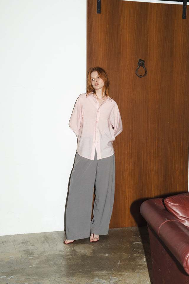 清透紋理弧襬襯衫 (淡粉)