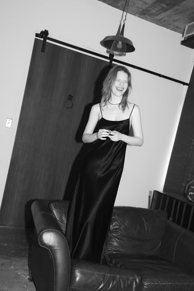 法式斜裁醋酸光澤洋裝 (黑)