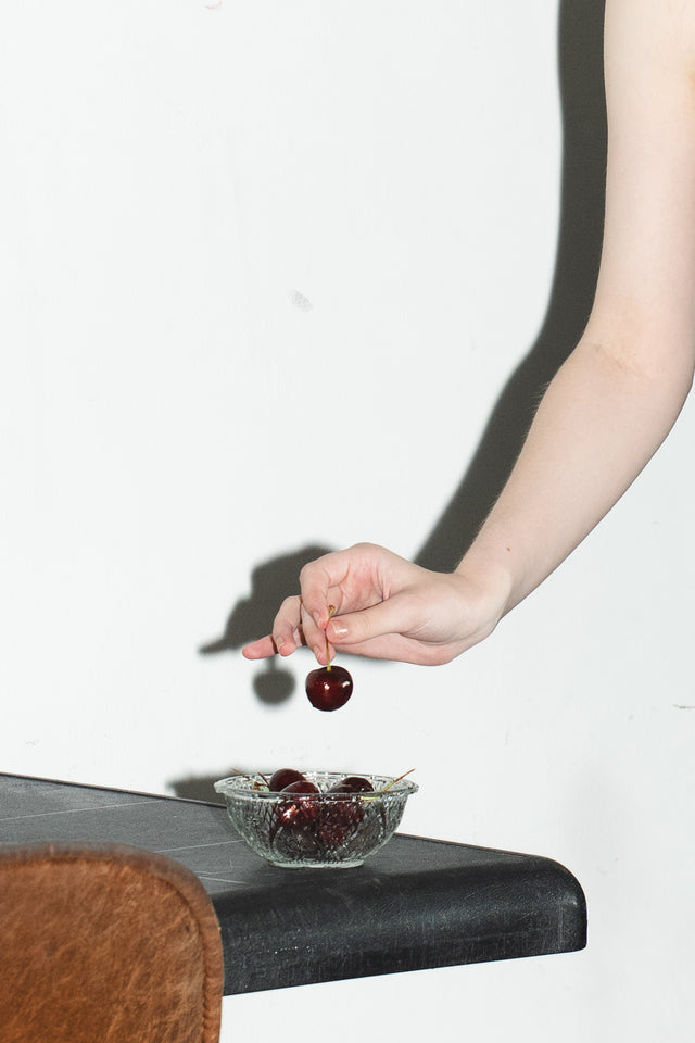 法式斜裁醋酸光澤洋裝 (黑)