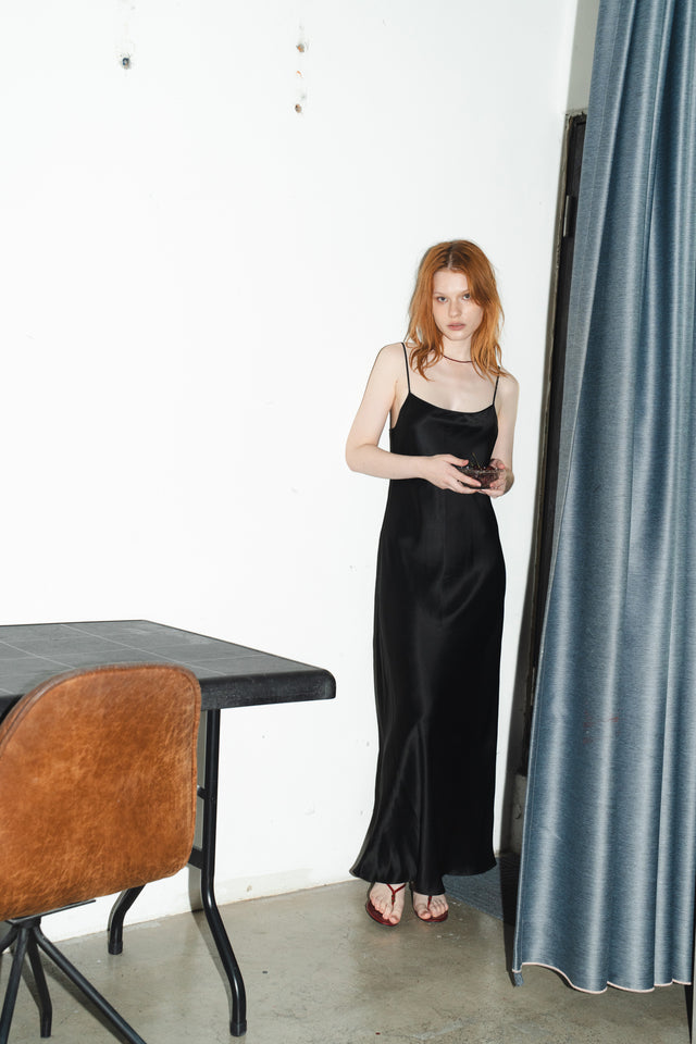 法式斜裁醋酸光澤洋裝 (黑)