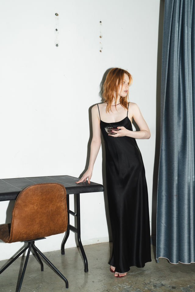 法式斜裁醋酸光澤洋裝 (黑)