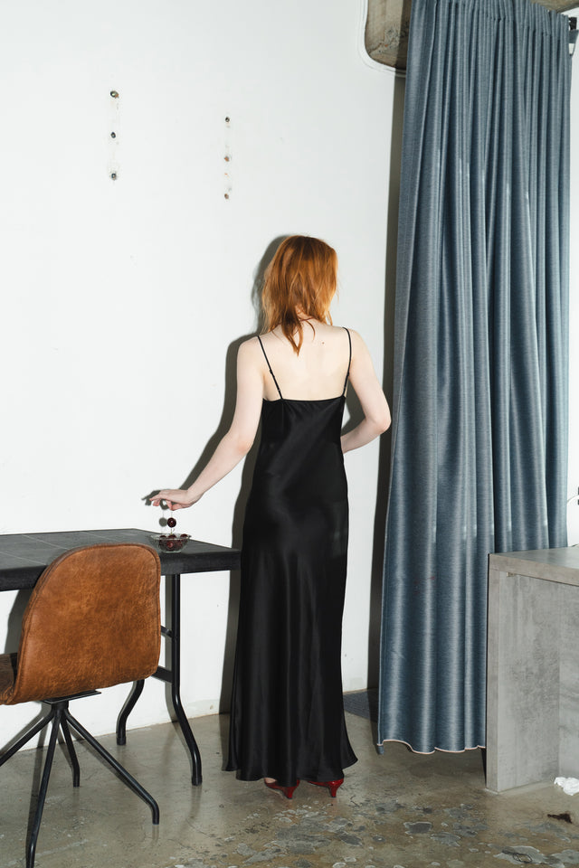 法式斜裁醋酸光澤洋裝 (黑)