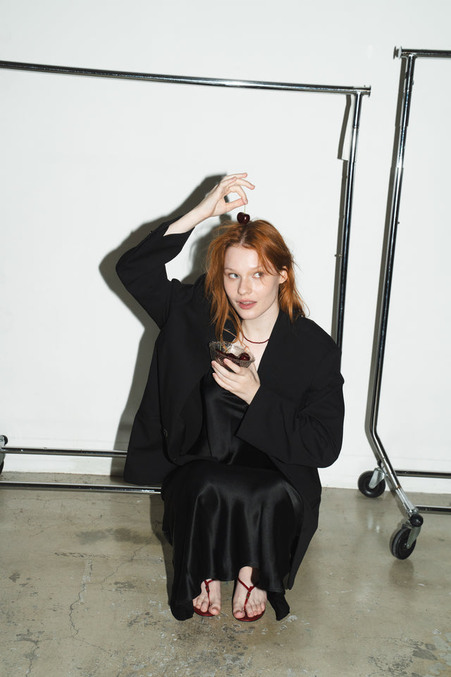 法式斜裁醋酸光澤洋裝 (黑)