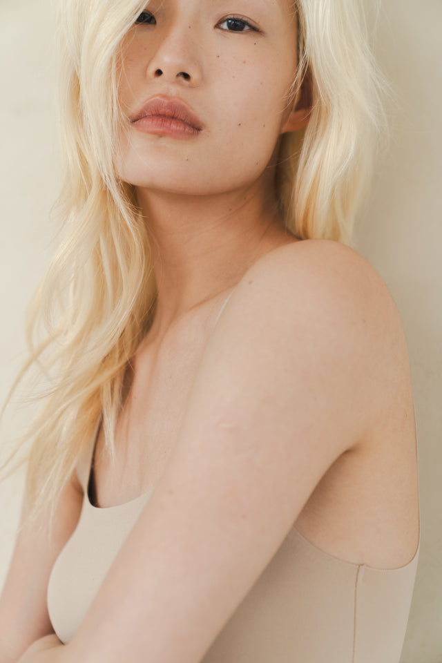 Seamless, non-contact, temperature-regulating bratop (invisible skin)