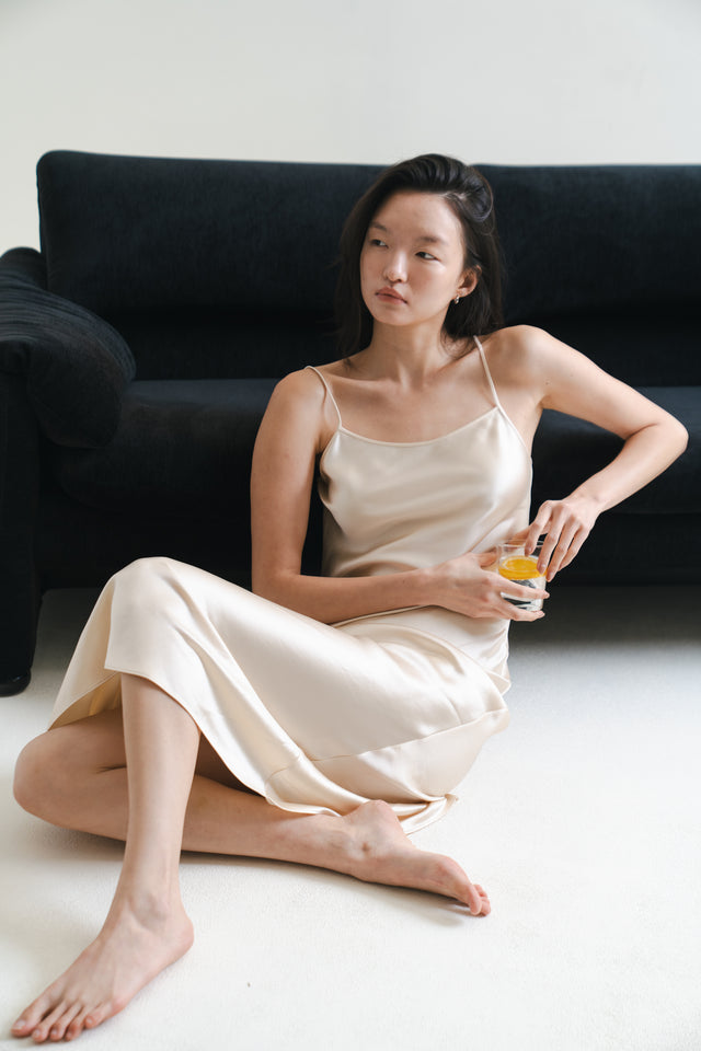 法式斜裁醋酸光澤洋裝 (奶油黃)