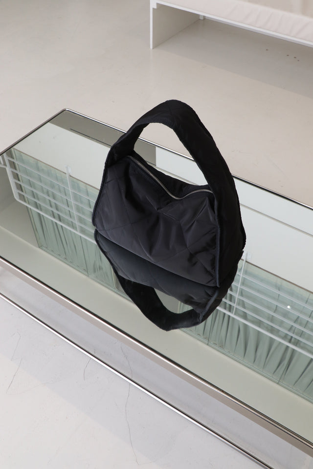 方包-wide-shoulder-quilted-square-bag-black
