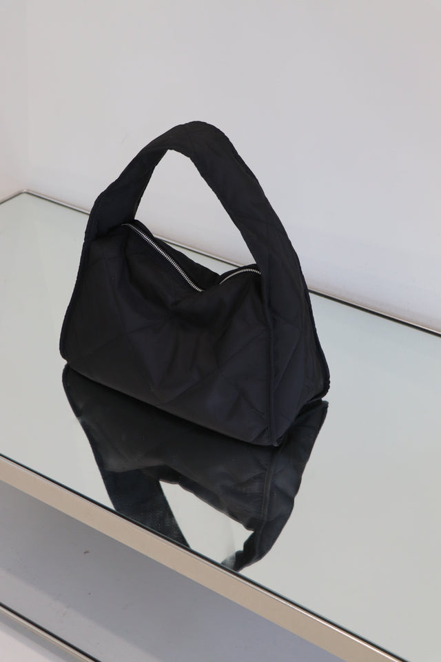 方包-wide-shoulder-quilted-square-bag-black
