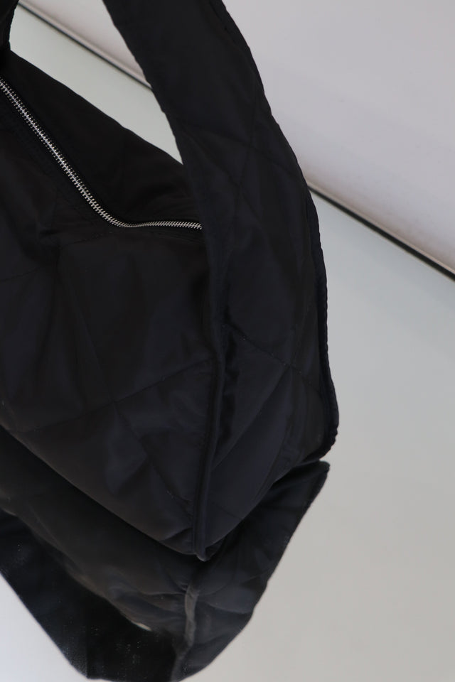 方包-wide-shoulder-quilted-square-bag-black