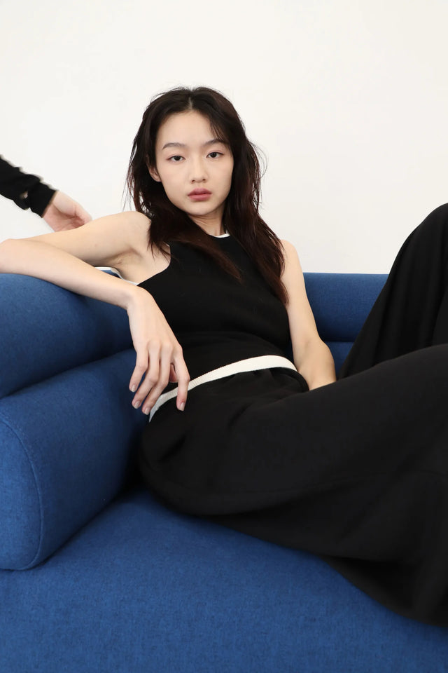 背心-densely-woven-wool-crew-neck-vest-black