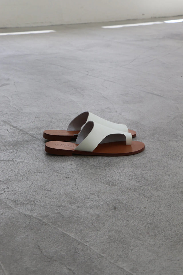 拖鞋-cowhide-thong-toe-slanted-flat-sandals-white