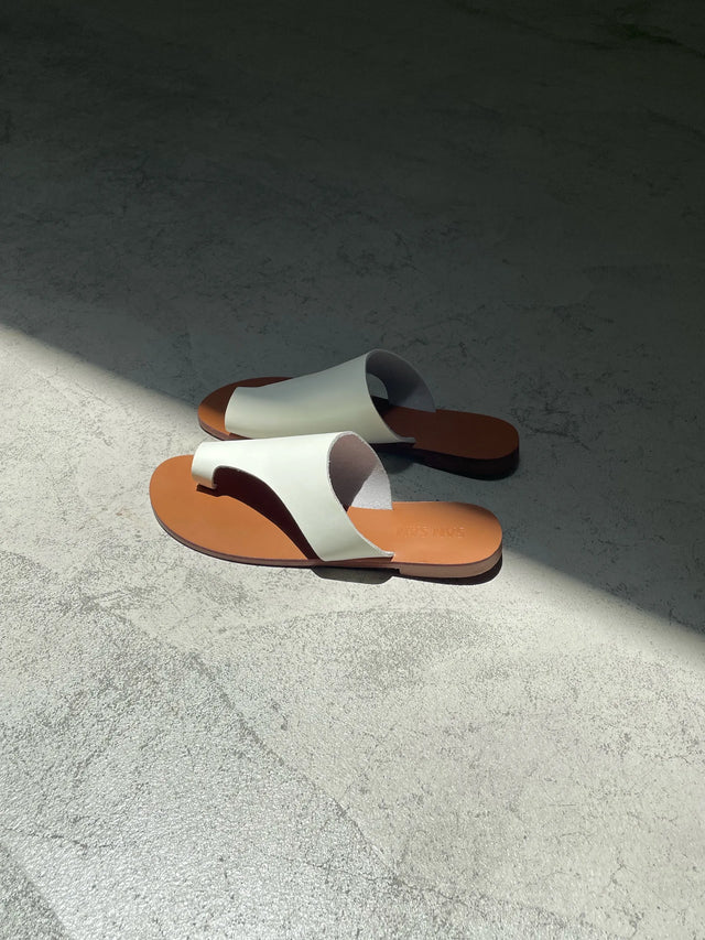 拖鞋-cowhide-thong-toe-slanted-flat-sandals-white